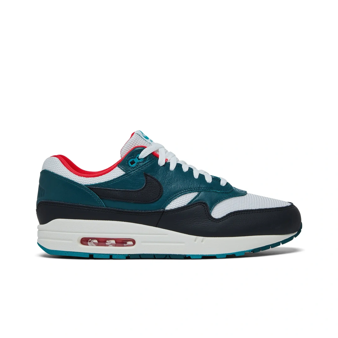 lebron-x-nike-air-max-1-liverpool-1.webp